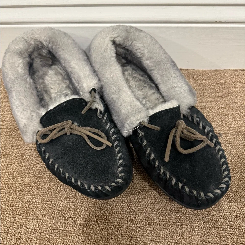 L.L. Bean Wicked Good Black Moccasins, Woman’s size 8 - Picture 1 of 7
